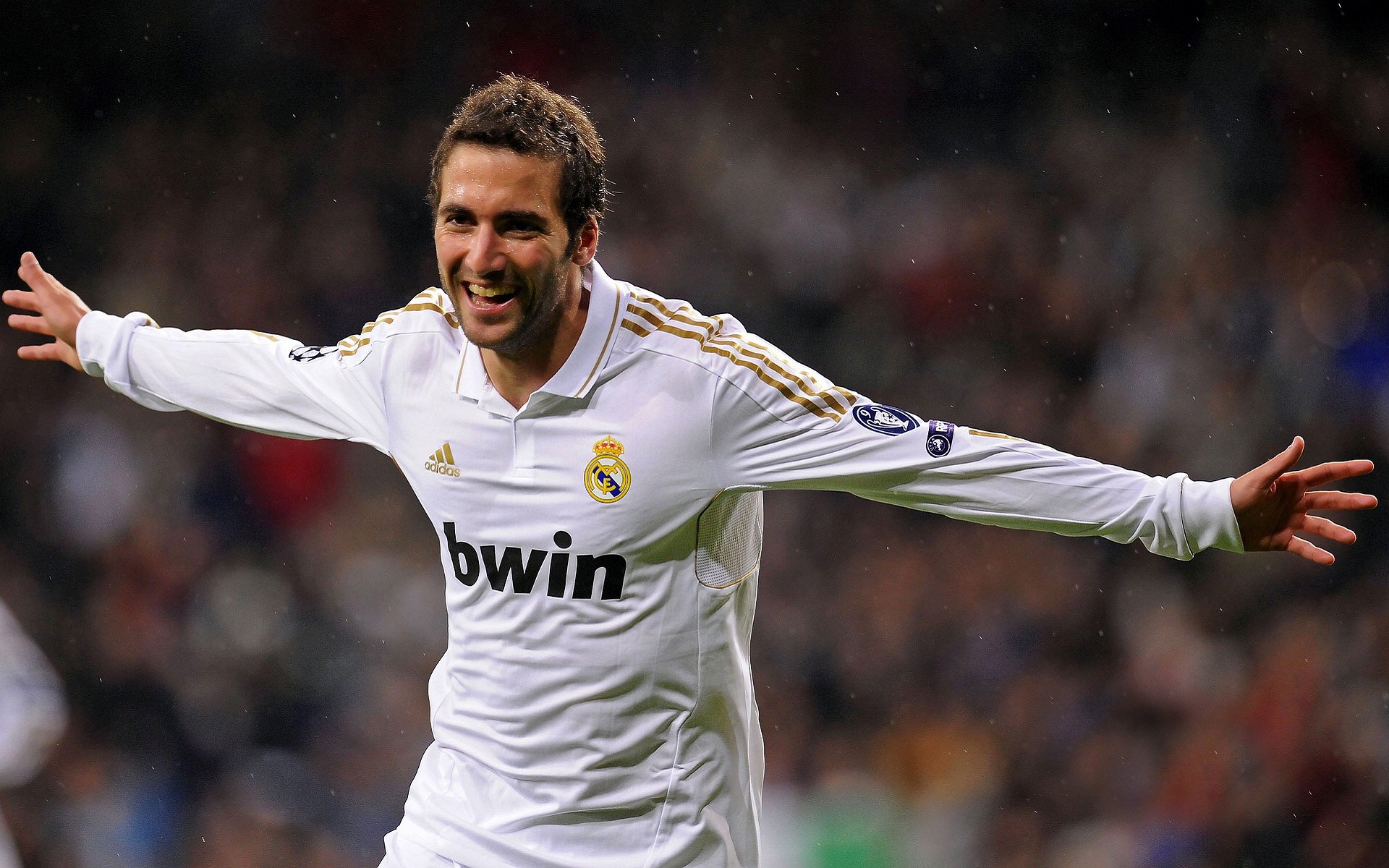 球员在欧冠关键战中登场替补后立刻产生影响，欧冠替补名额